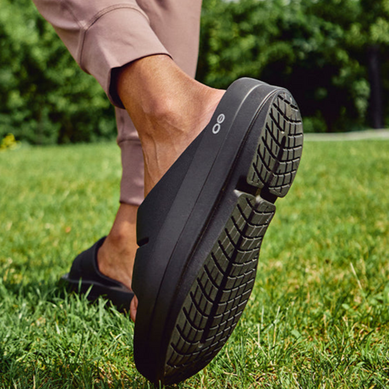 OOFOS Women's OOmega OOahh Slide - Black