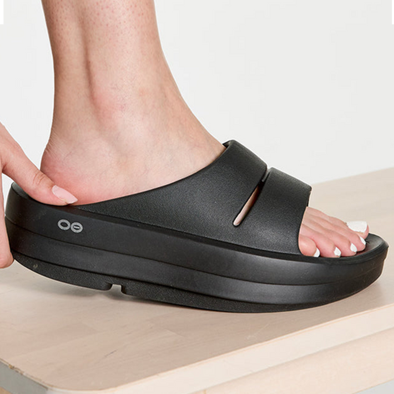 OOFOS Women's OOmega OOahh Slide - Black