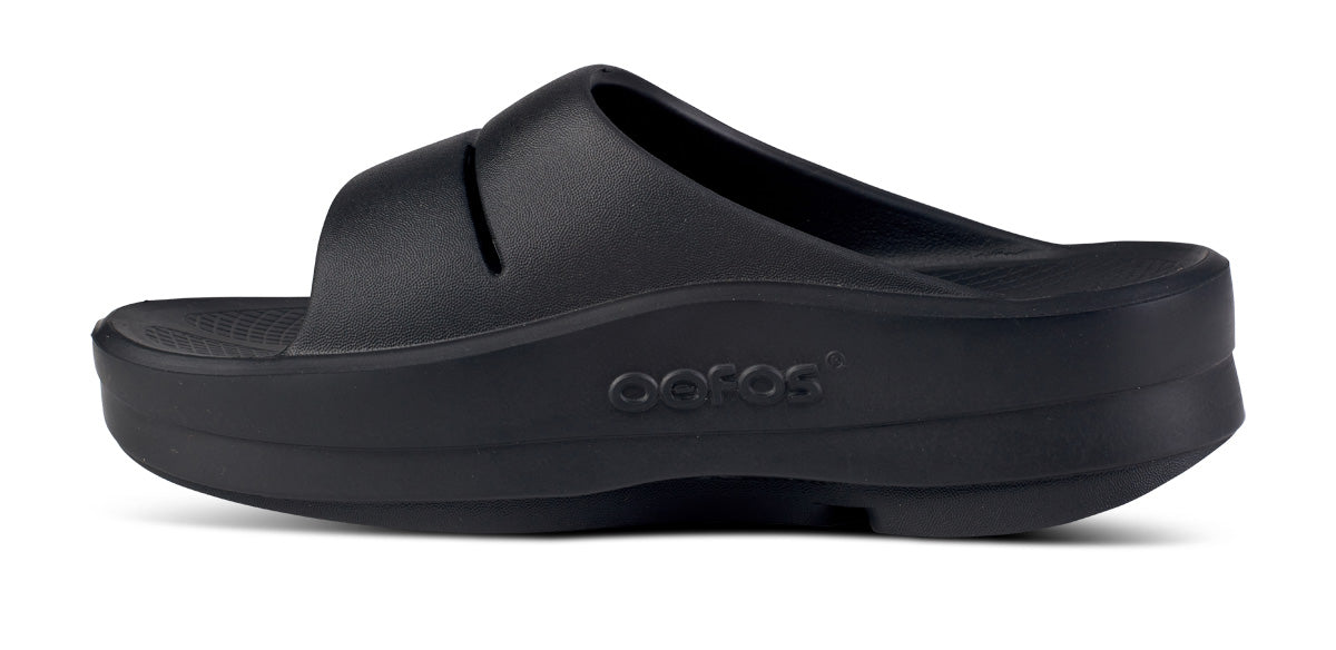OOFOS Women&#39;s OOmega OOahh Slide - Black