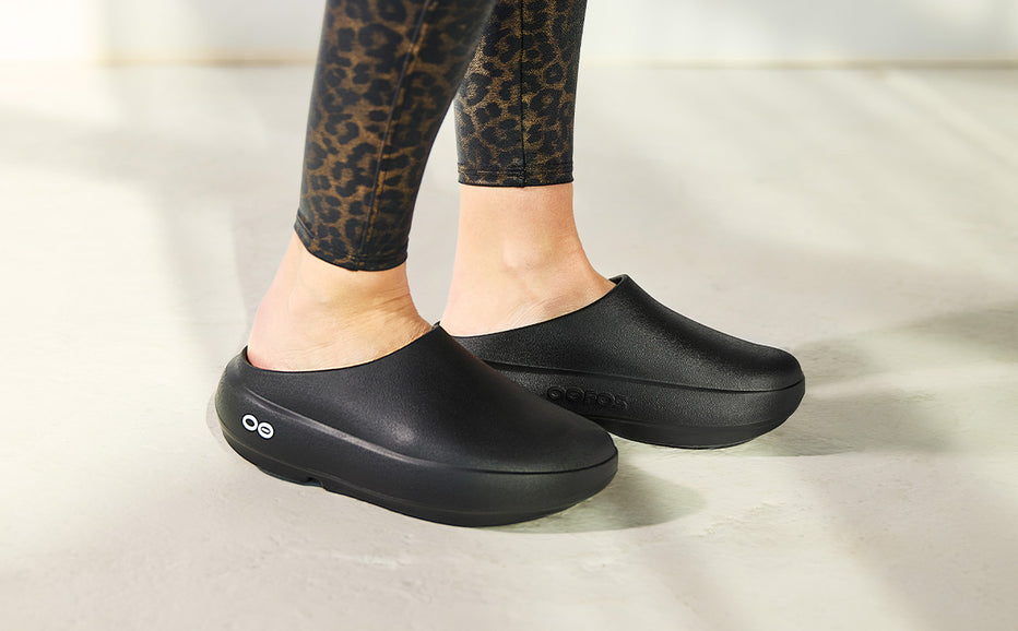 OOFOS Women's OOcloog PLUS - Black