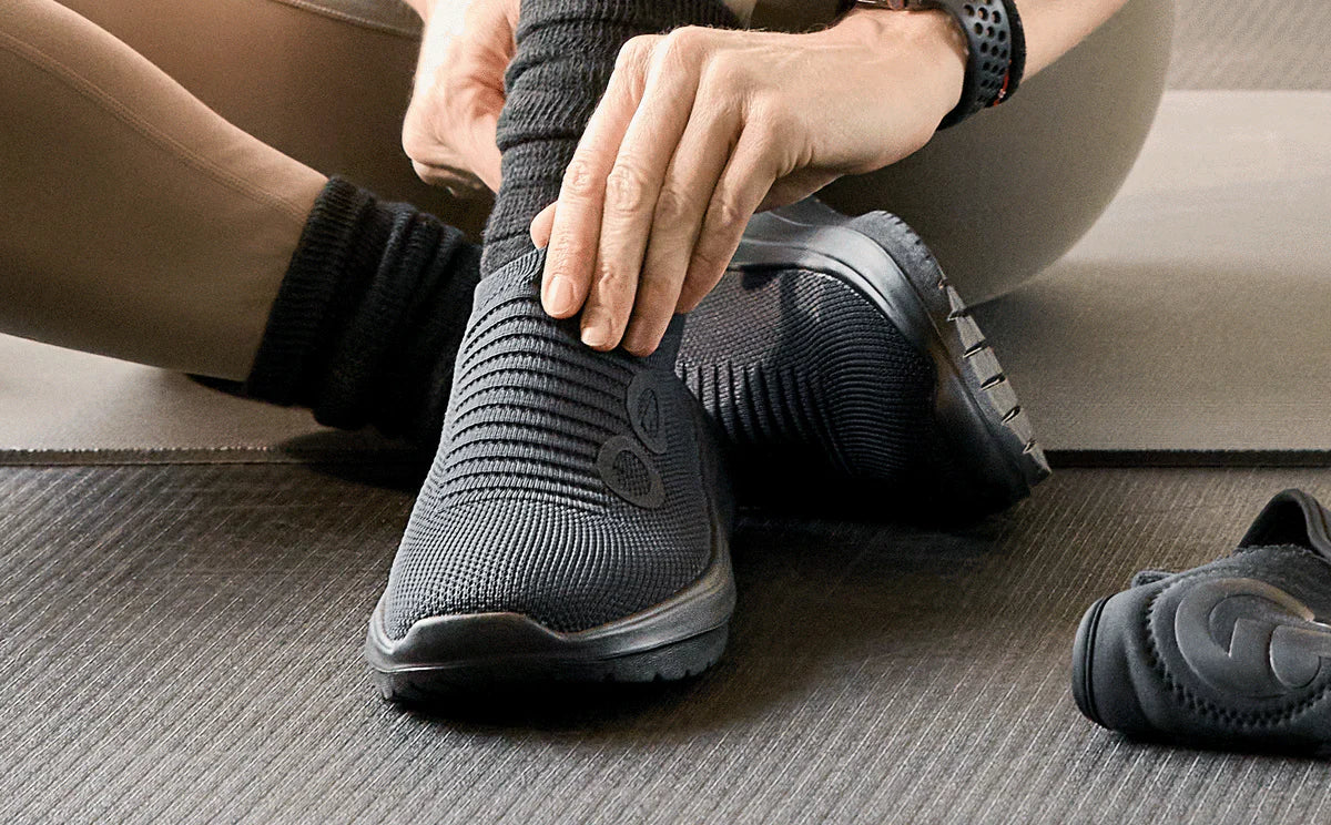 OOFOS Women&#39;s OOmy Zen - Black