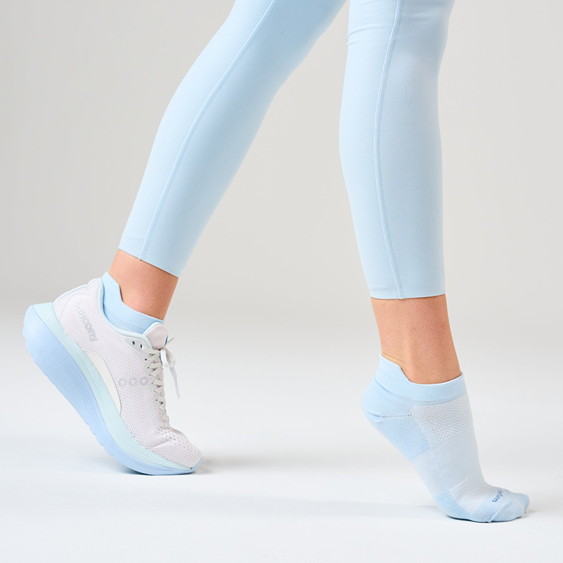 Feetures High Performance Ultra Light Cushion Tab Socks