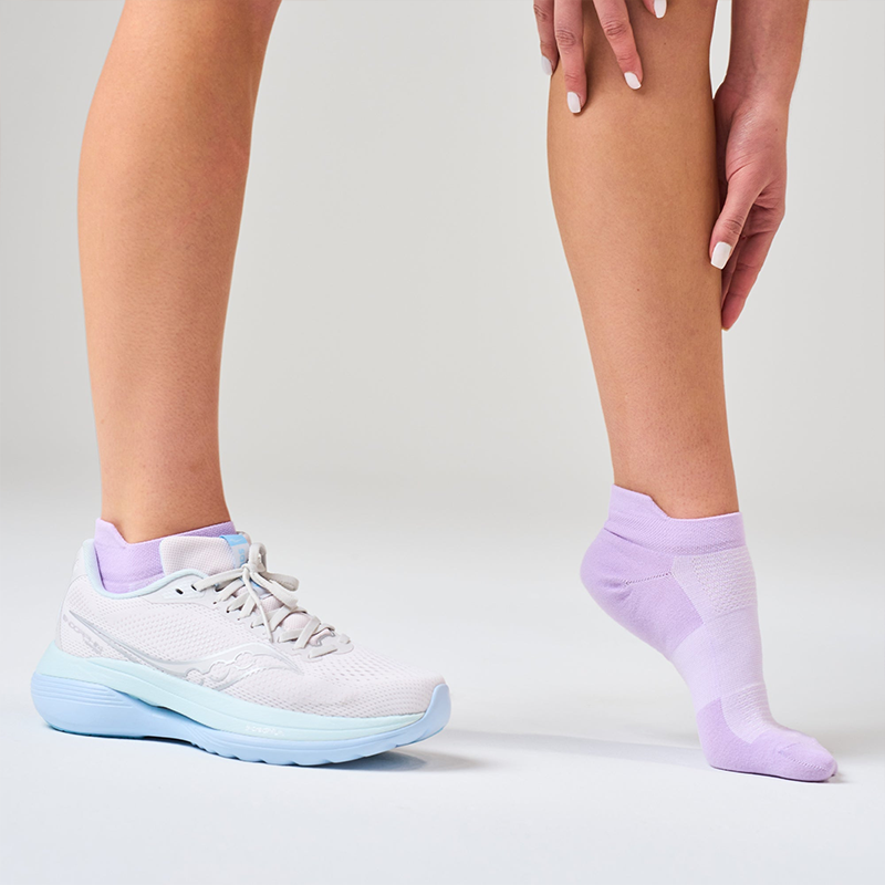 Feetures High Performance Ultra Light Cushion Tab Socks