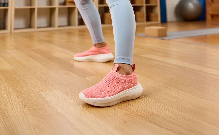 OOFOS Women&#39;s OOmy Zen - Coral