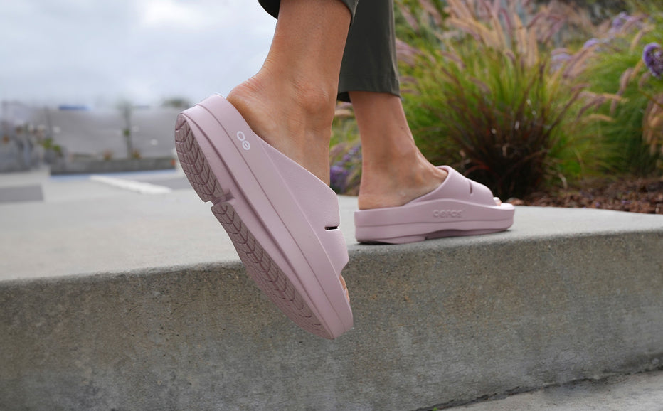 OOFOS Women&#39;s OOmega OOahh Slide - Stardust