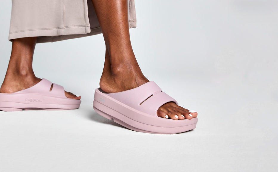 OOFOS Women&#39;s OOmega OOahh Slide - Stardust