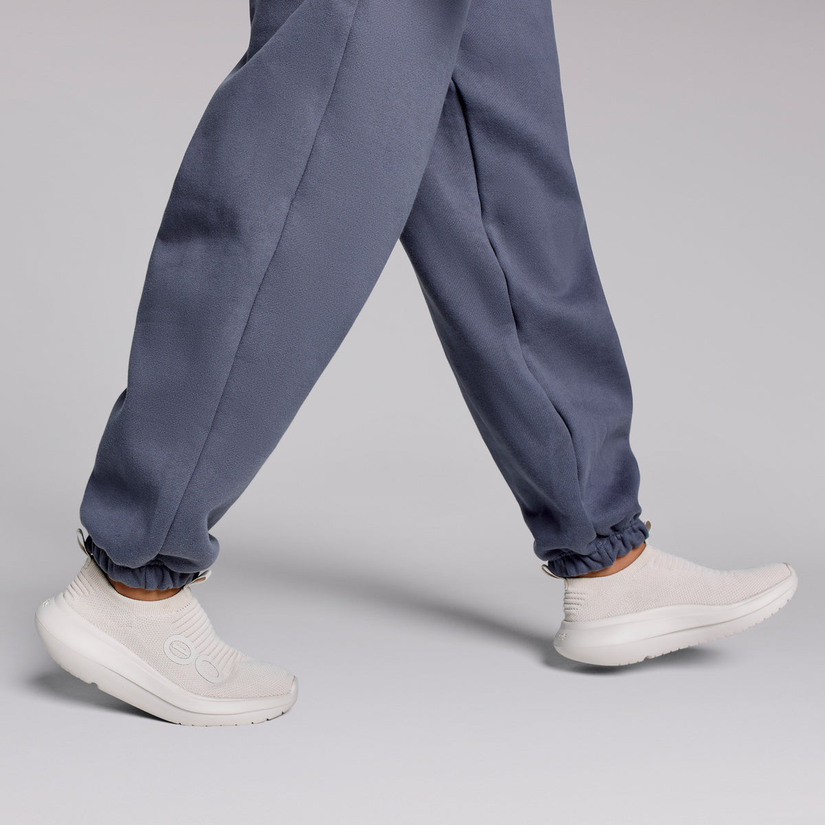 OOFOS Women&#39;s OOmy Zen - Chalk