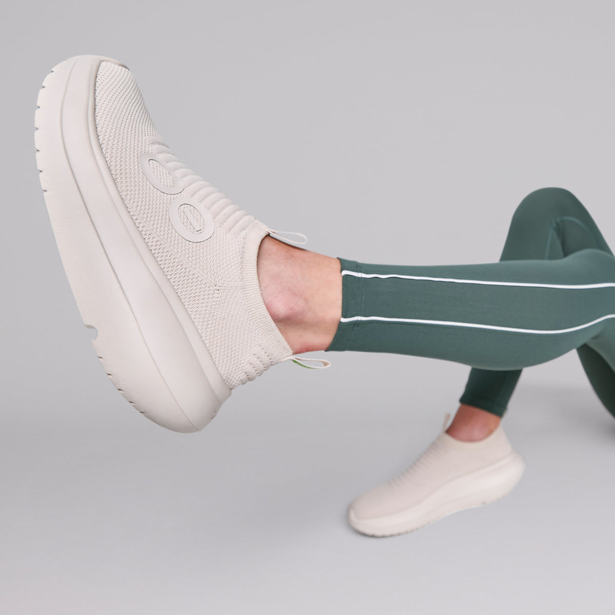 OOFOS Women&#39;s OOmy Zen - Chalk