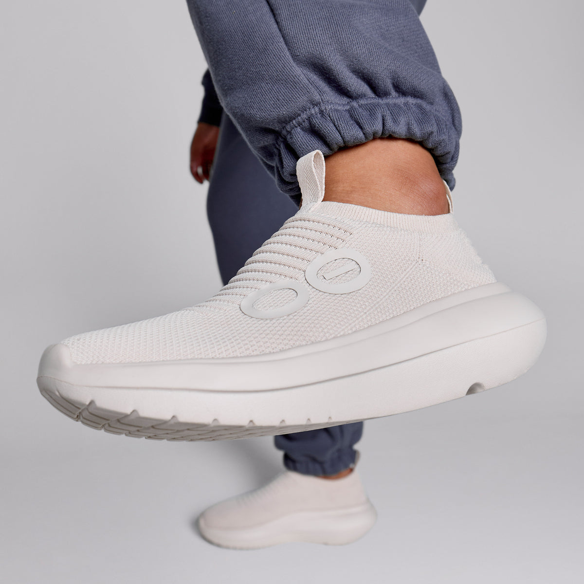 OOFOS Women&#39;s OOmy Zen - Chalk