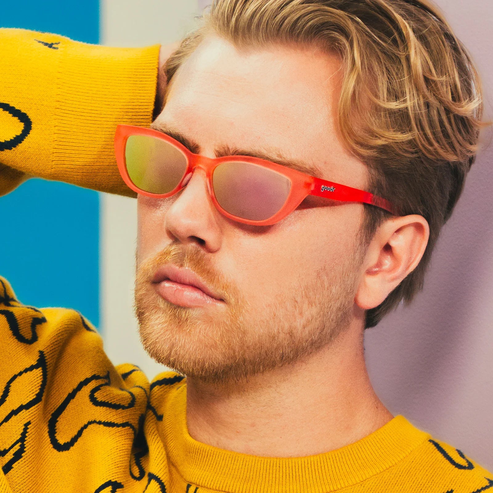 Pink sunglasses with a cat-eye shape. Pink champagne mirrored lenses.